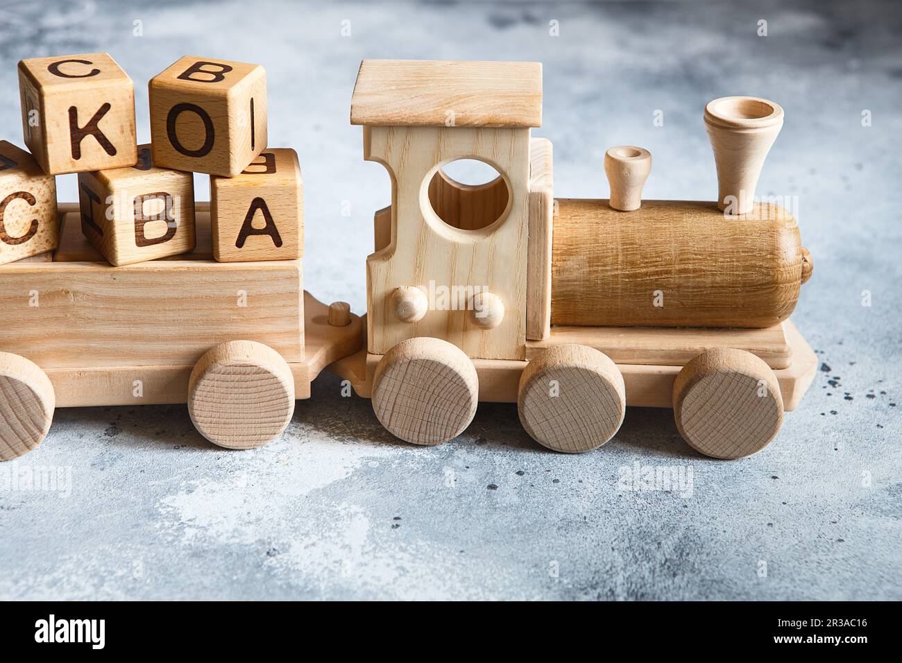 Giocattoli di legno per bambini. Bambini treno in legno con carri. Set da costruzione in legno naturale. Istruzione Foto Stock