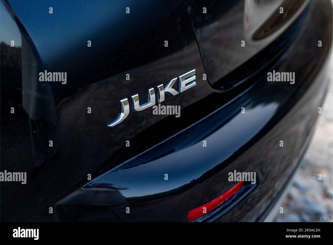 Emblema Nissan Juke sul retro di un Crossover Foto Stock
