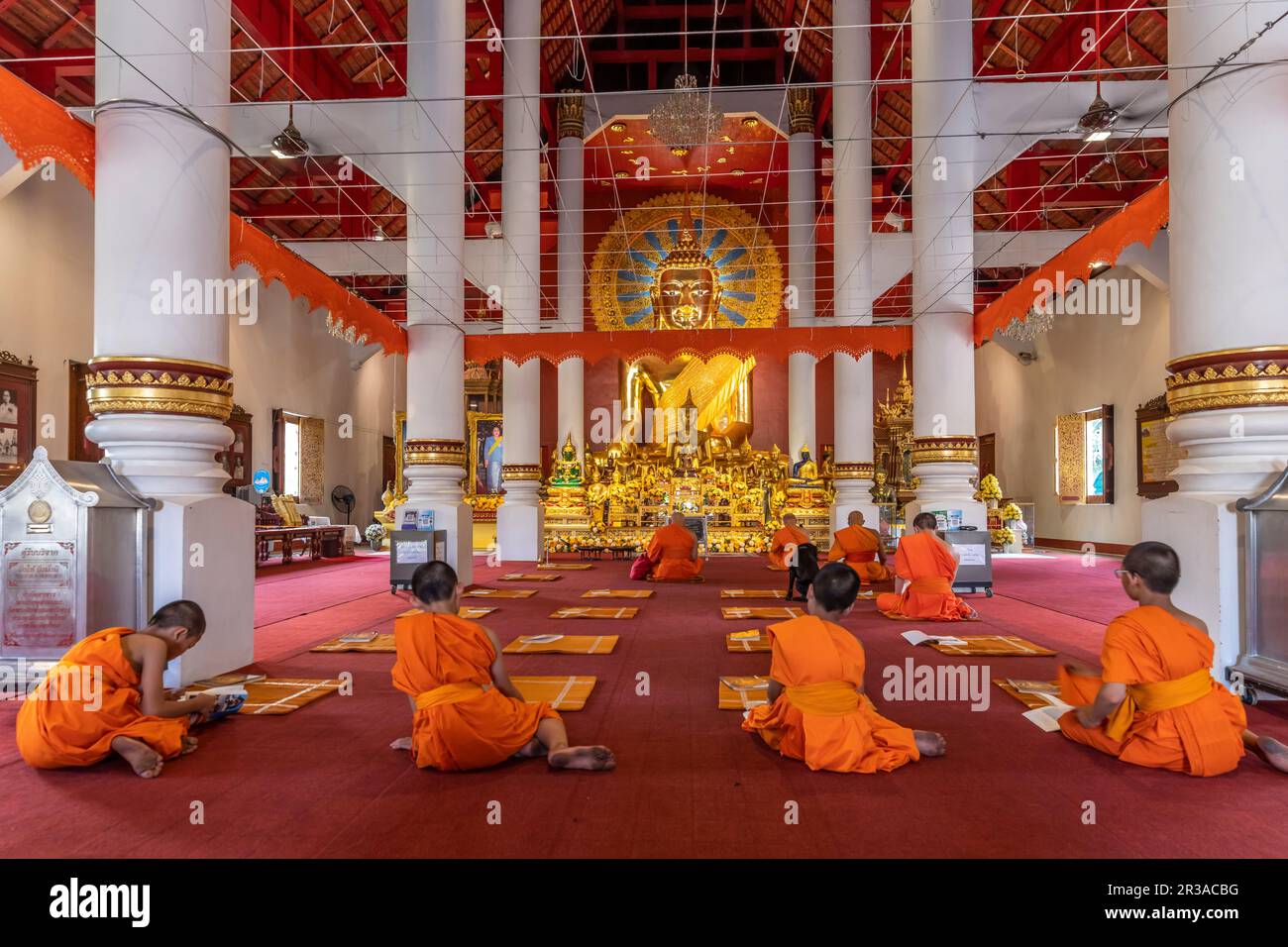 Mönche und Novizen beten im buddhistischen Tempel Wat Phra Singh, Chiang mai, Thailandia, Asien | Monaci e novizi pregano nel tempio buddista Wa Foto Stock