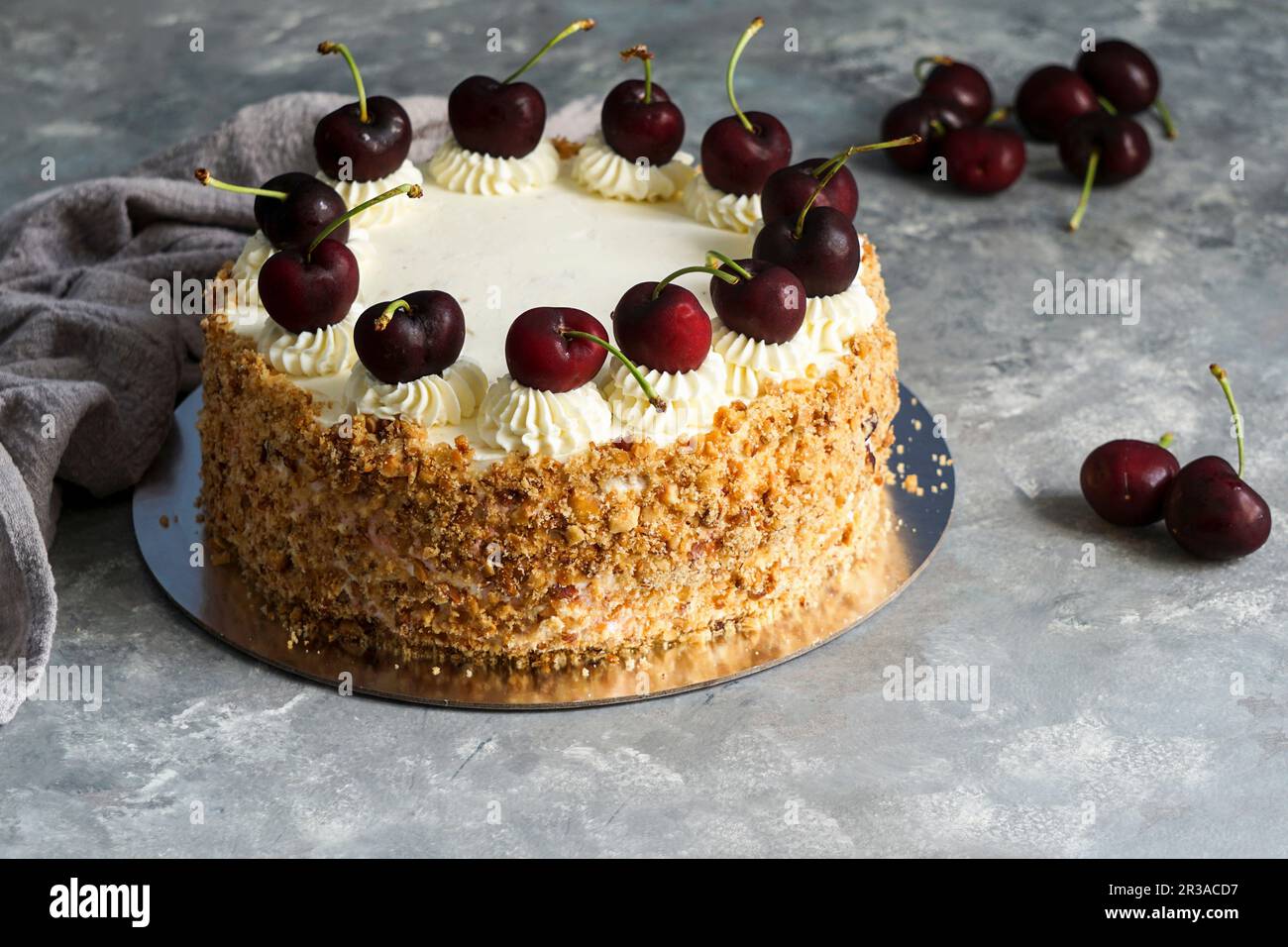 Torta di foresta nera, cioccolato fondente e dessert alla ciliegia su sfondo grigio pietra Foto Stock