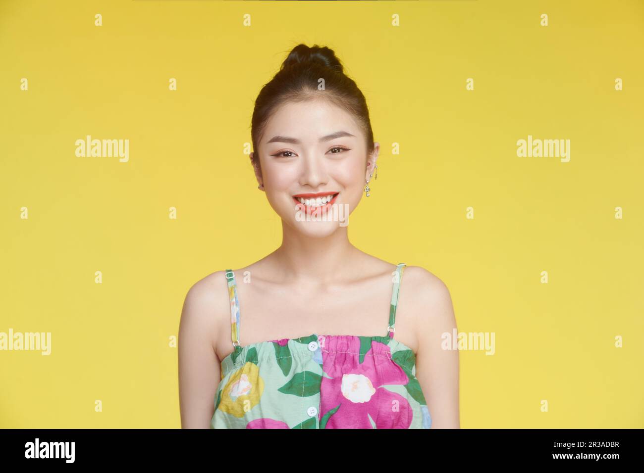 Ritratto di bella donna soddisfatto toothy sorriso guardare fotocamera isolato su sfondo giallo Foto Stock