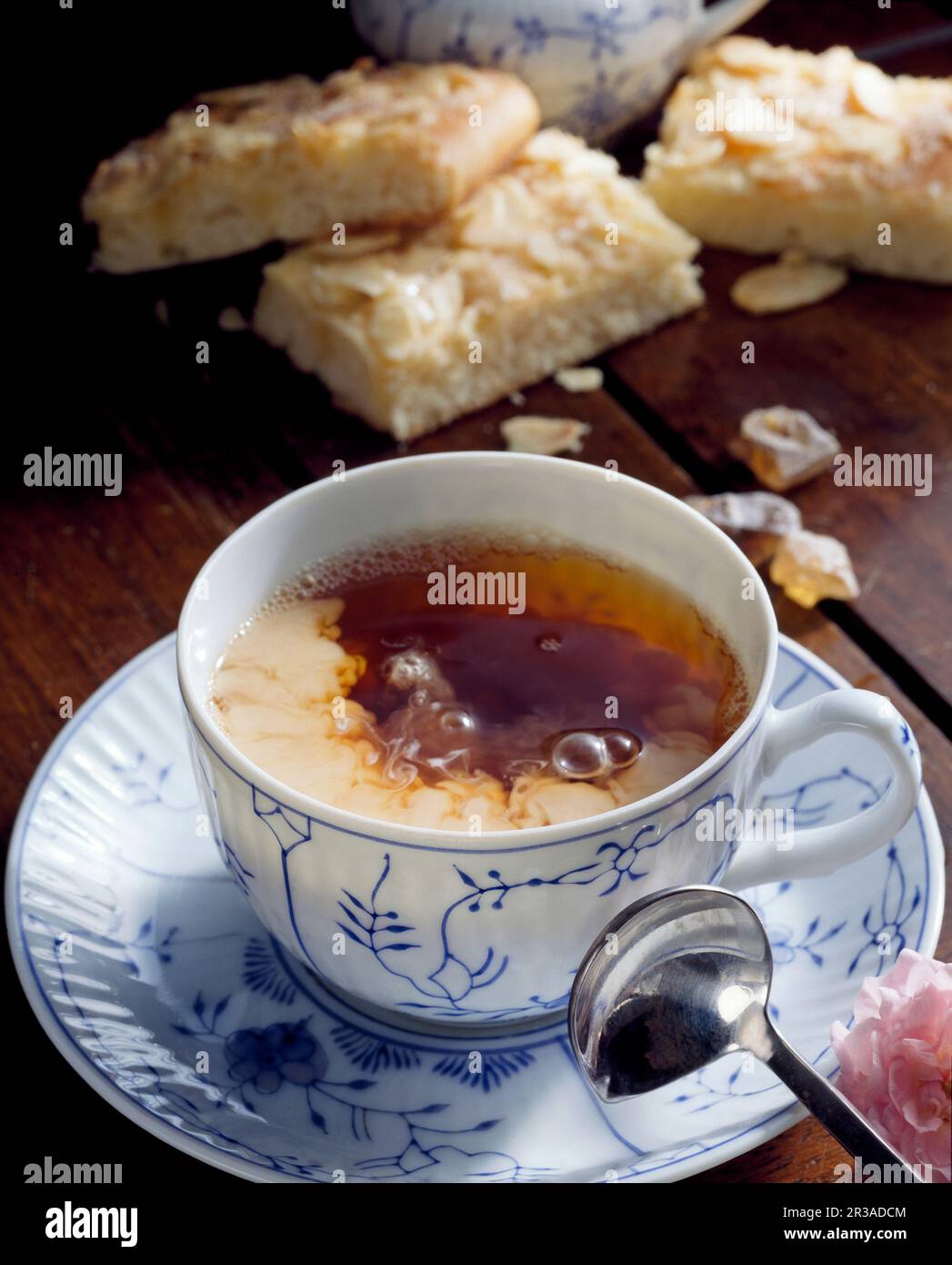 Una tazza di tè della Frisia Orientale con panna e zucchero di roccia Foto Stock