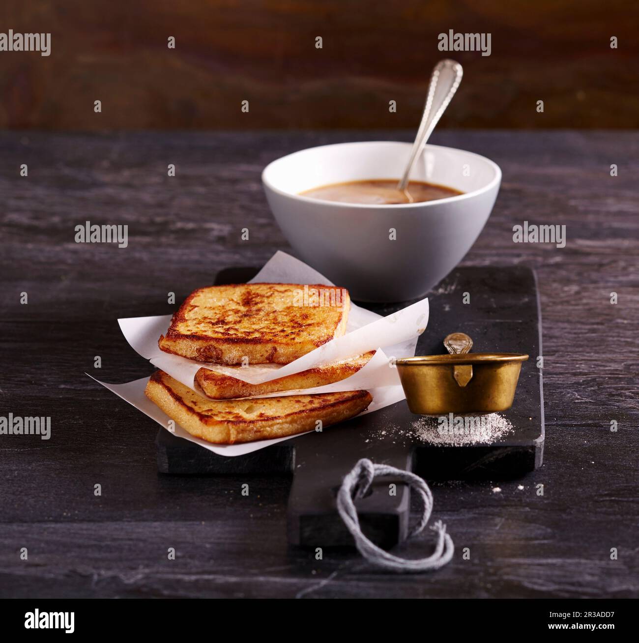 Toast alla francese con zucchero alla cannella e una caffetteria al tornio Foto Stock