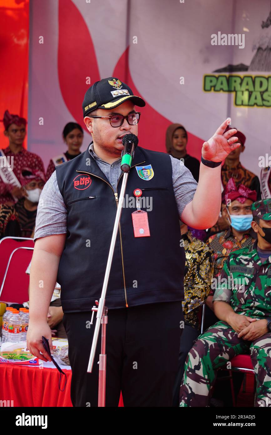 Il reggente di Kediri Hanindhito Himawan Pramana (Mas Dhito) a Kirab tumpeng hasil bumi (ringraziamento contadino) per celebrare l'indipendenza indonesiana Foto Stock