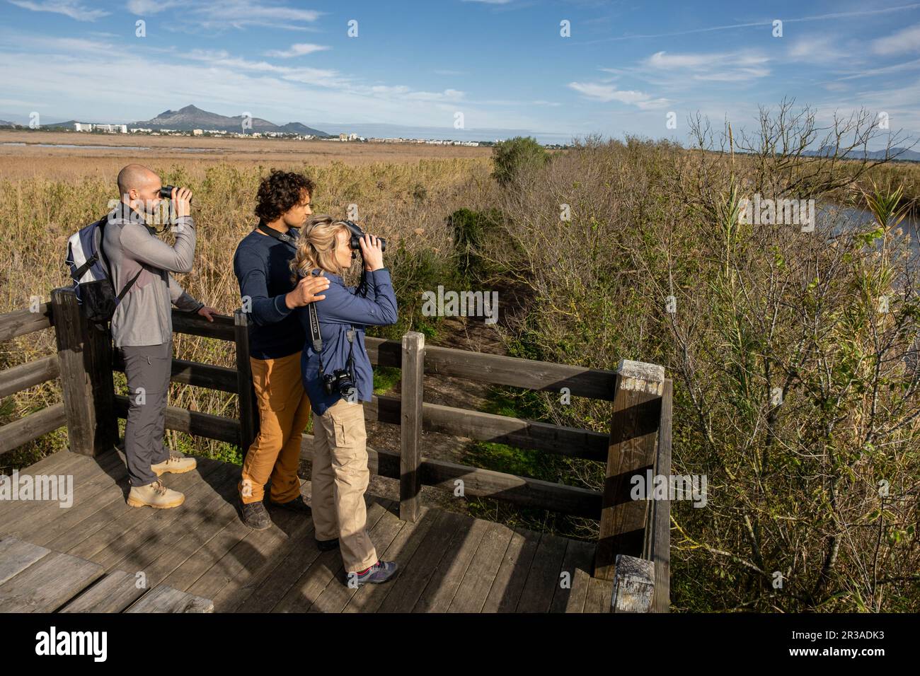 Persone che guardano uccelli, Parc Natural SAlbufera di Maiorca, Maiorca, Isole Baleari, Spagna. Foto Stock