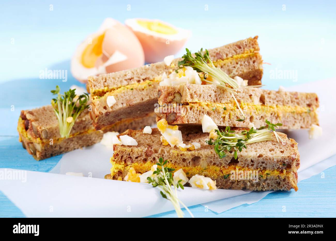 Pane di semi di zucca con carota e burro di chereccio (pranzo) Foto Stock