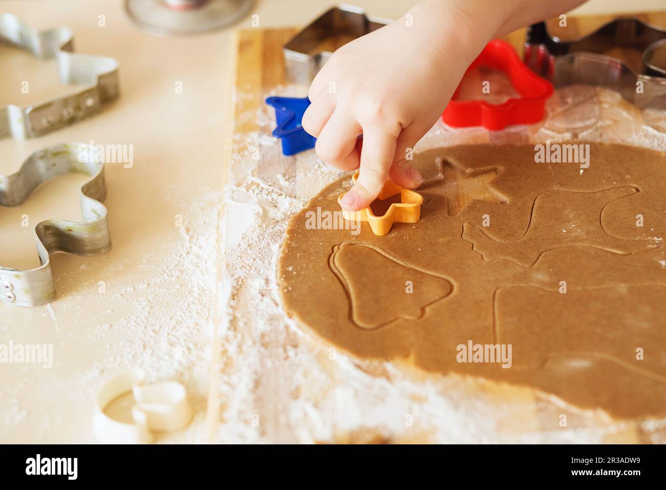 Cucinare e decorare il pan di zenzero di natale. Biscotti fatti in casa con pan di zenzero, forme e ingredi da forno Foto Stock