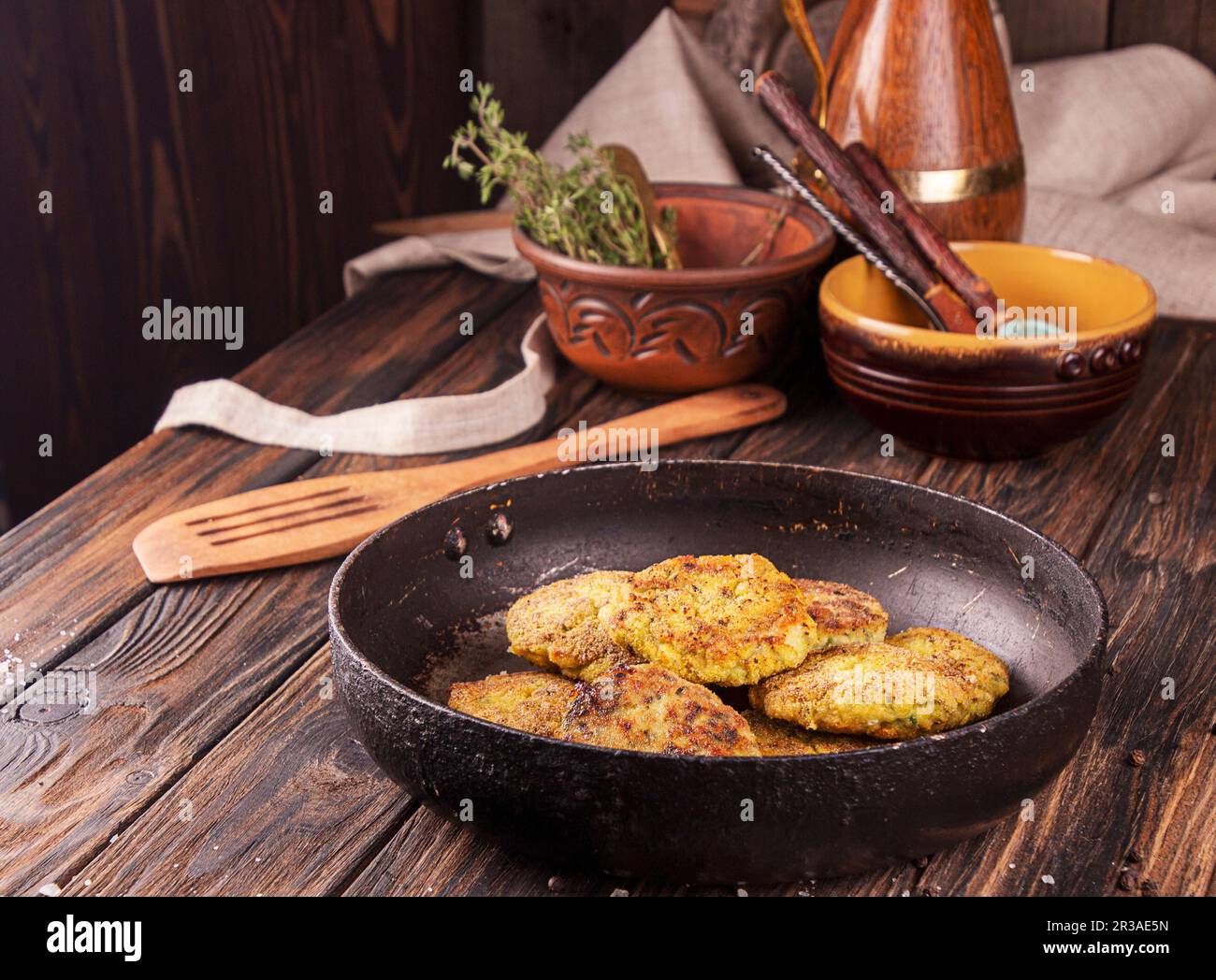Frittura di carne e verdure con erbe Foto Stock