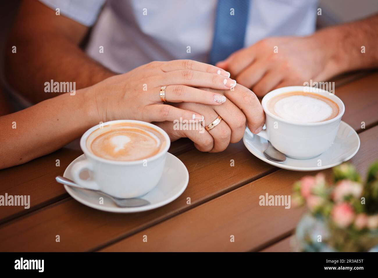 Mani di sposa e di sposo in anelli di nozze Foto Stock Mani di sposa e di sposo in anelli di nozze Foto Stock