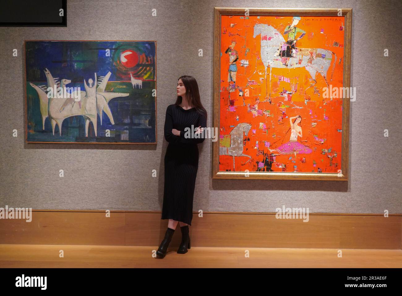 Londra Regno Unito. 23 maggio 2023 L-R Kadhim Hayder (Iraq, 1932-1985) al Qamar stima: Reza Derakshani (Iran, nato nel 1952) Una scena da 'Khosrow and Shirin', stima: £180, £,000 - £250.000. Anteprima di Bonhams Modern and Contemporary Middle Eastern Art sale. . La vendita si svolge il 24 maggio. A Bonhams New Bond Street. Credit: amer Ghazzal/Alamy Live News Foto Stock