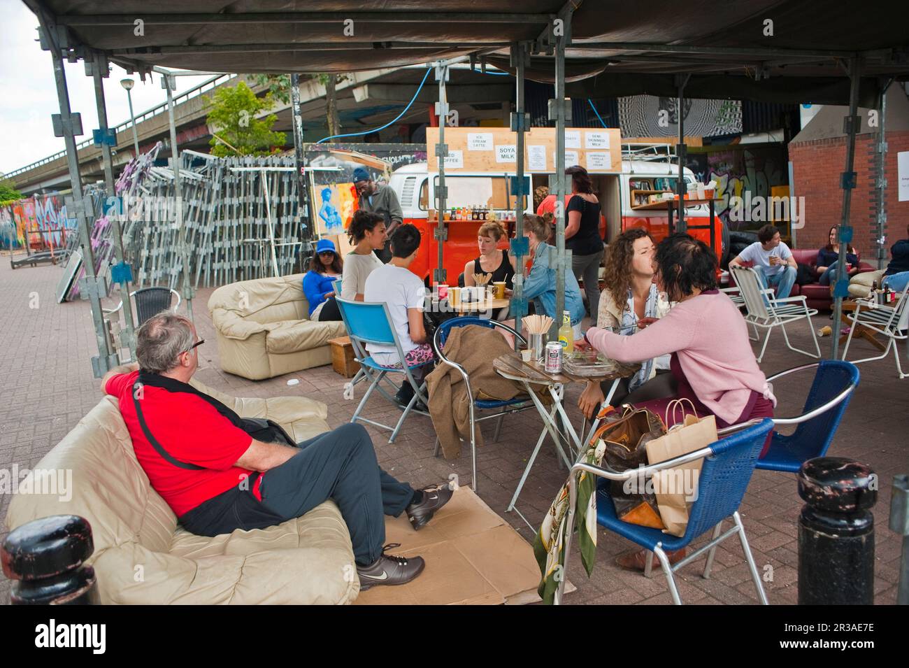 Londra, Regno Unito, gruppi di medie dimensioni seduti all'esterno, Cafe Terrace, Street Scenes, tavoli, (Notting Hill District) portobello leisure Cafe Friends uk Foto Stock