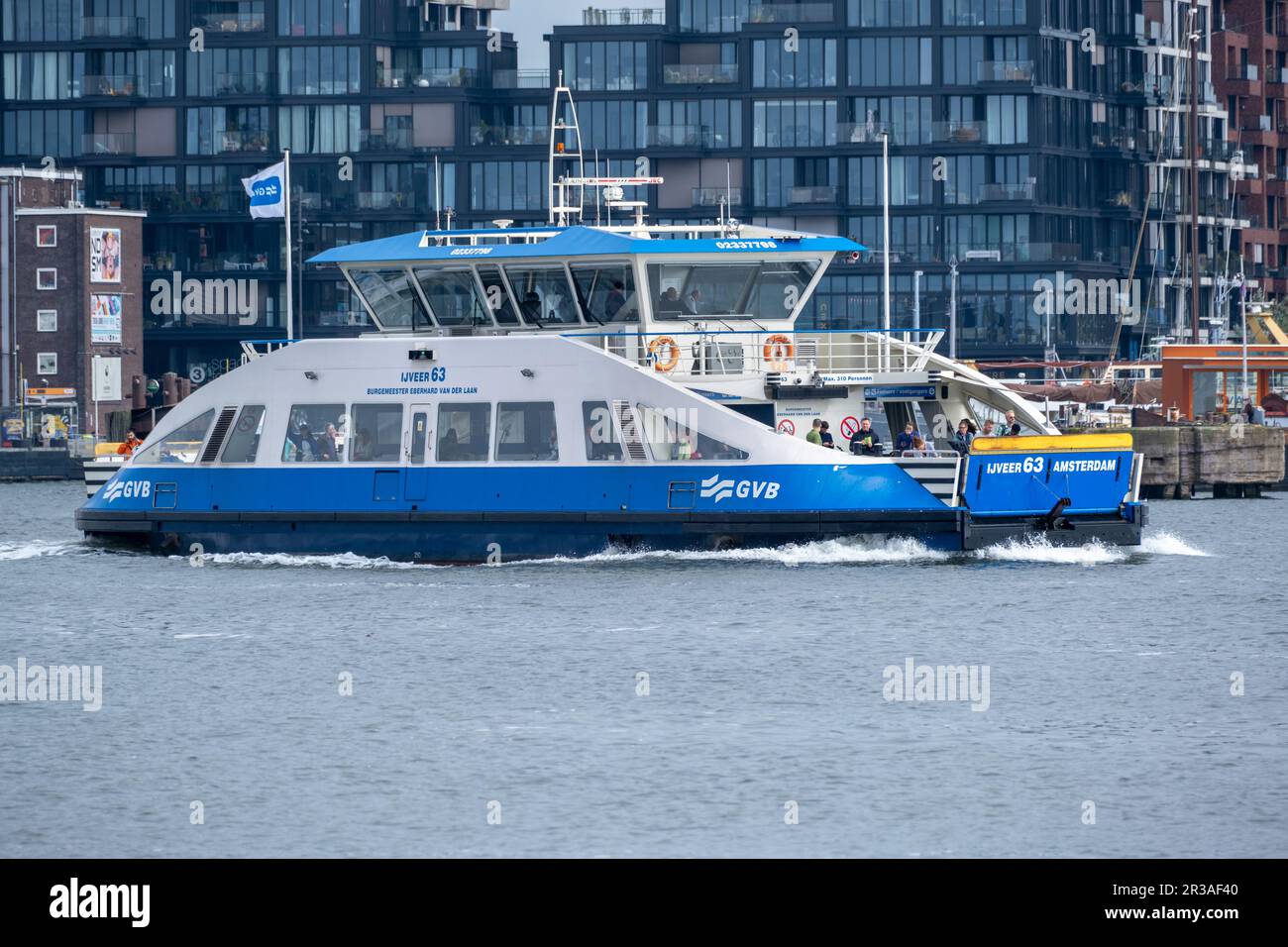 Amsterdam, Paesi Bassi - 8 settembre 2022: Un traghetto GVB che attraversa il fiume IJ Foto Stock