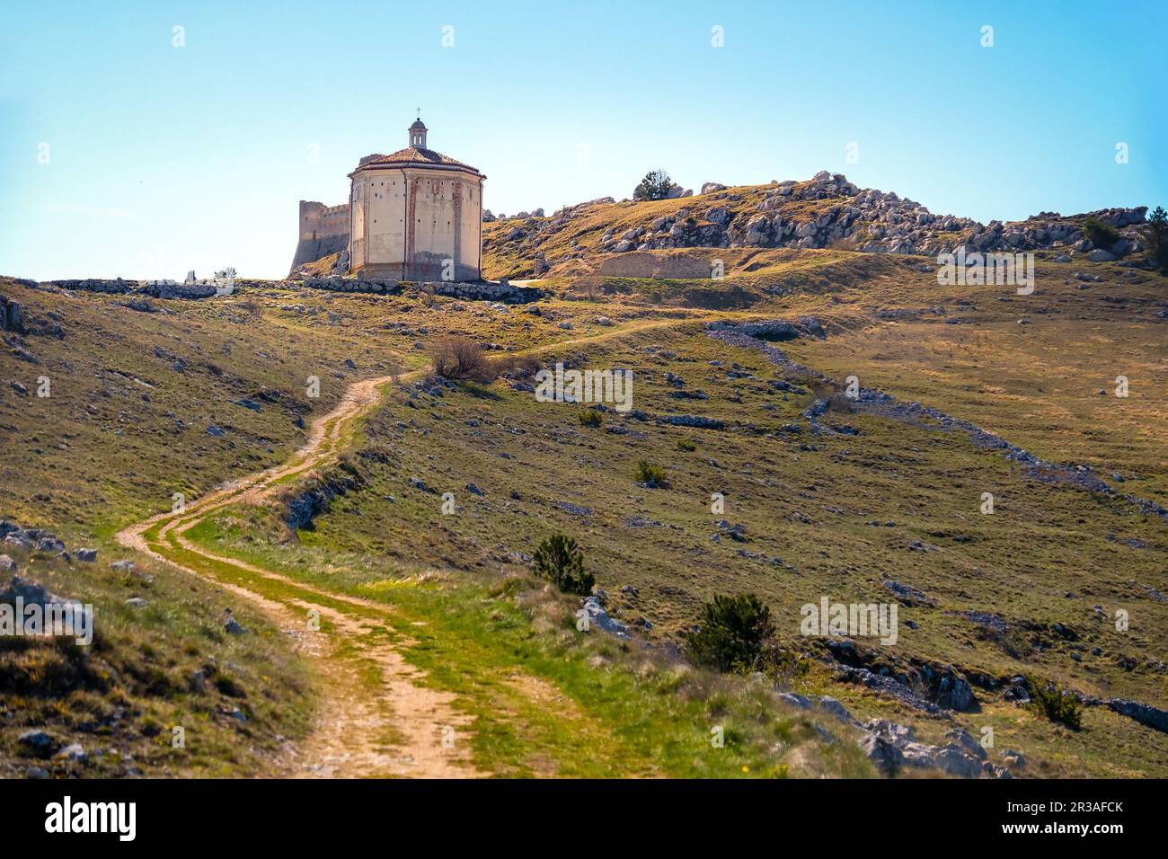 Italia antica chiesa di Santa Maria della Pieta Rocca Calascio Parco Nazionale del Gran Sasso Abruzzo Foto Stock