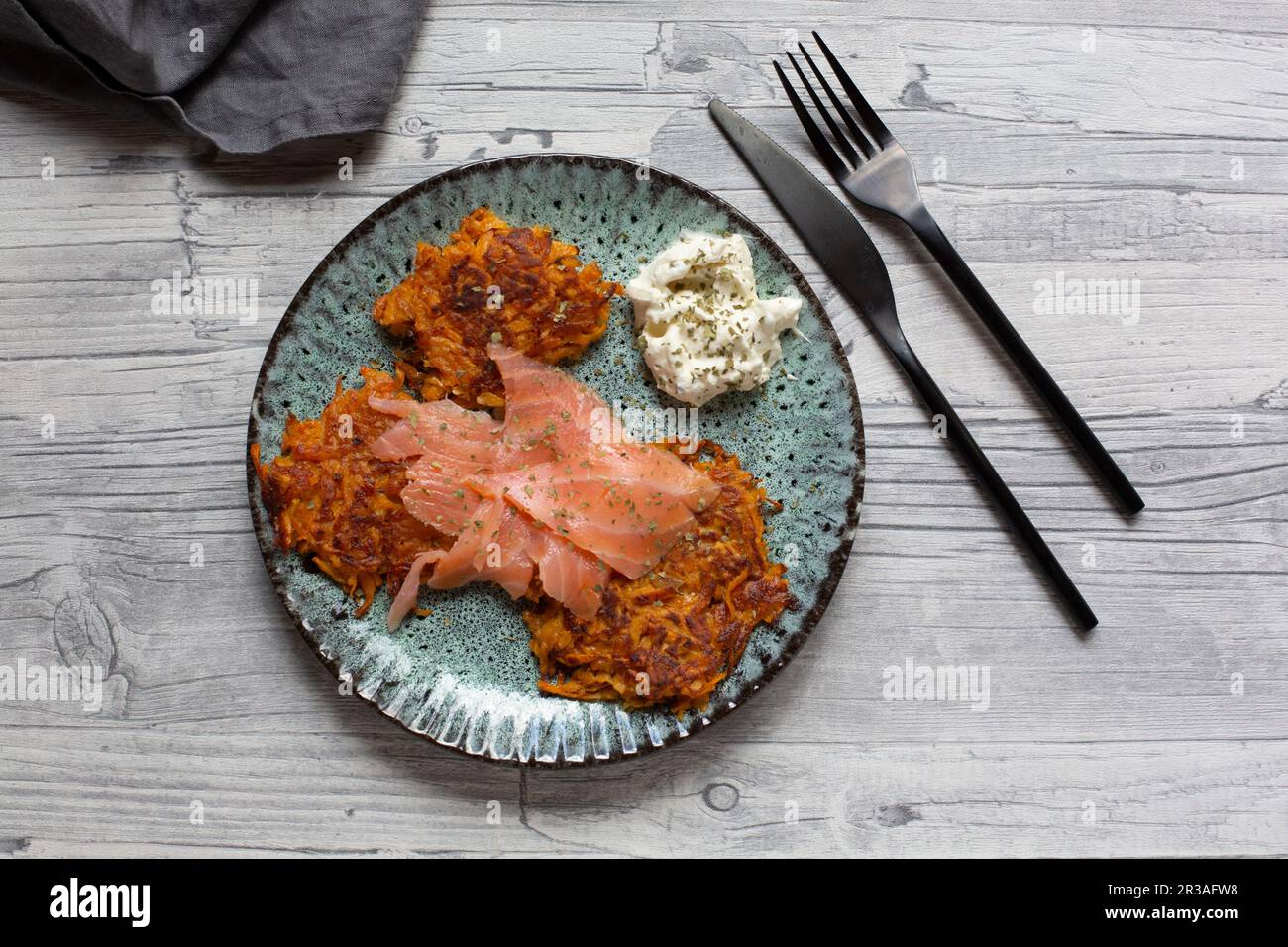 Frittelle dolci di patate con salmone affumicato e formaggio cremoso Foto Stock