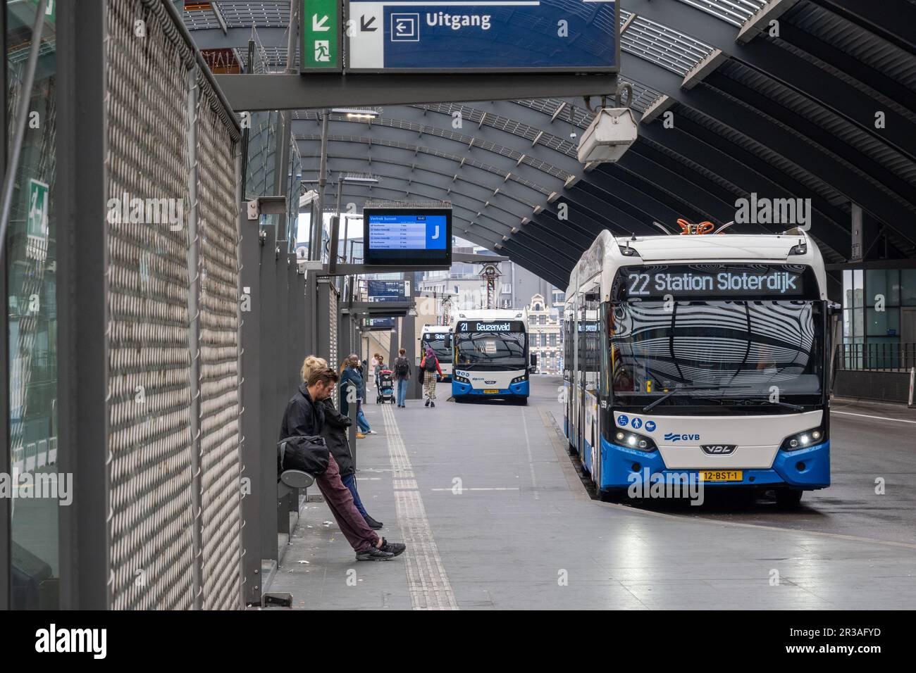 Amsterdam, Paesi Bassi - 8 settembre 2022: Autobus GVB alla stazione centrale degli autobus di Amsterdam Foto Stock