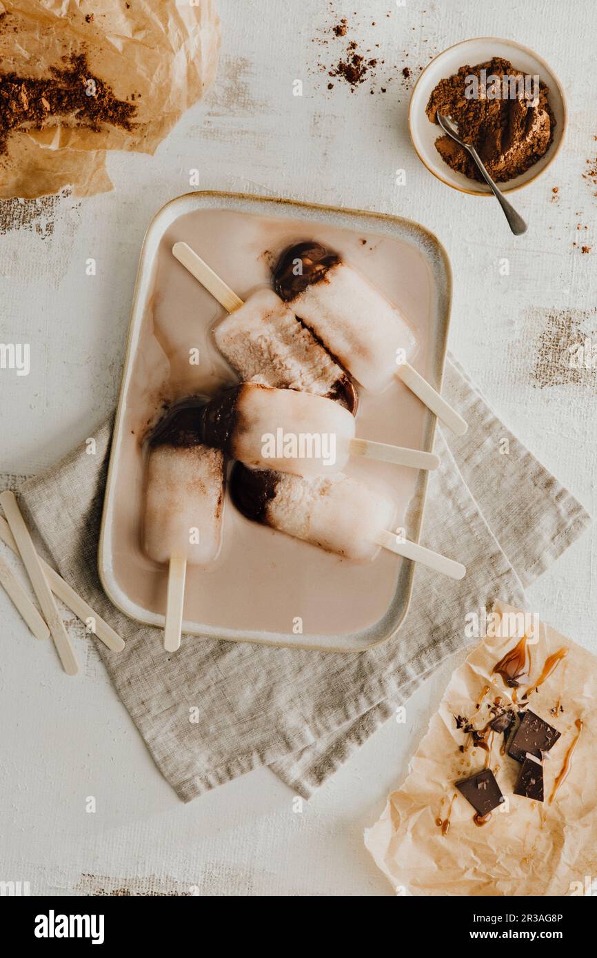 Bastoncini di cioccolato e gelato al caramello fatti in casa Foto Stock