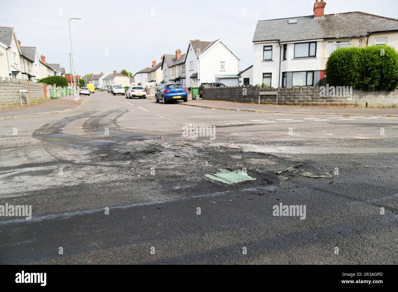 La superficie stradale danneggiata dove un'auto è stata messa in luce a Ely, Cardiff, in seguito alla rivolta scoppiata dopo che due adolescenti sono morti in un incidente. Le tensioni raggiunsero il punto di rottura dopo che gli ufficiali furono chiamati alla collisione, in Snowden Road, Ely, alle 6pm di lunedì circa. Gli ufficiali affrontarono quello che chiamavano "disordine su larga scala”, con almeno due auto torchiate come problemi che coinvolgevano decine di giovani arenati per ore. Data immagine: Martedì 23 maggio 2023. Foto Stock