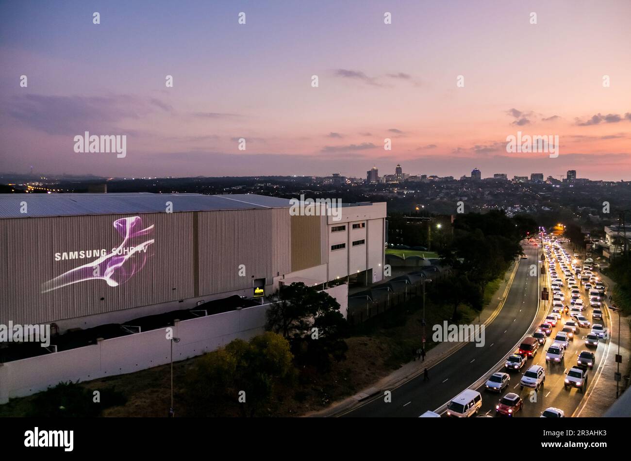 Traffico serale di Rush Hour su una trafficata Sandton Road a Johannesburg, Sud Africa Foto Stock