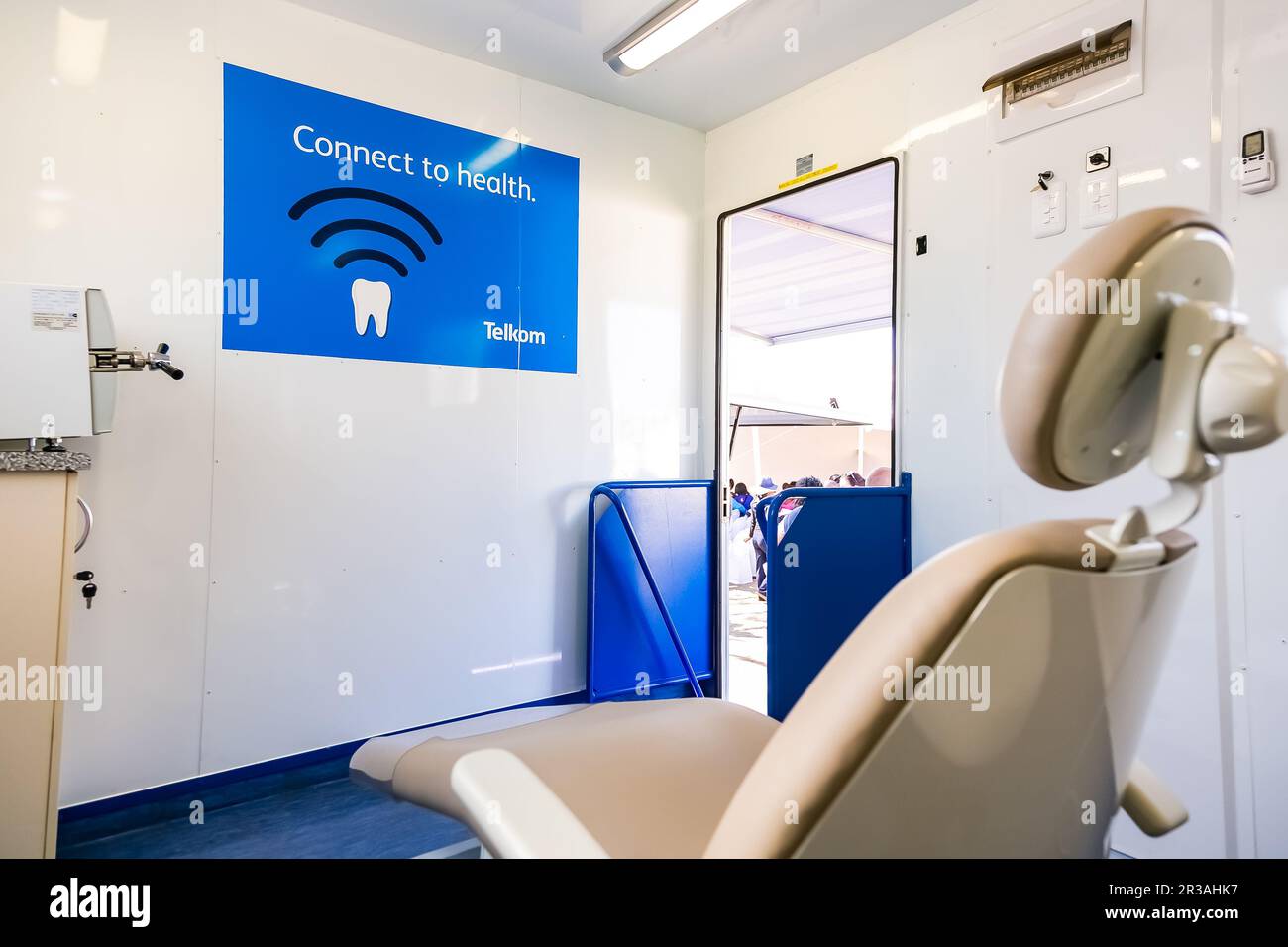Interno di una clinica mobile su un veicolo Foto Stock