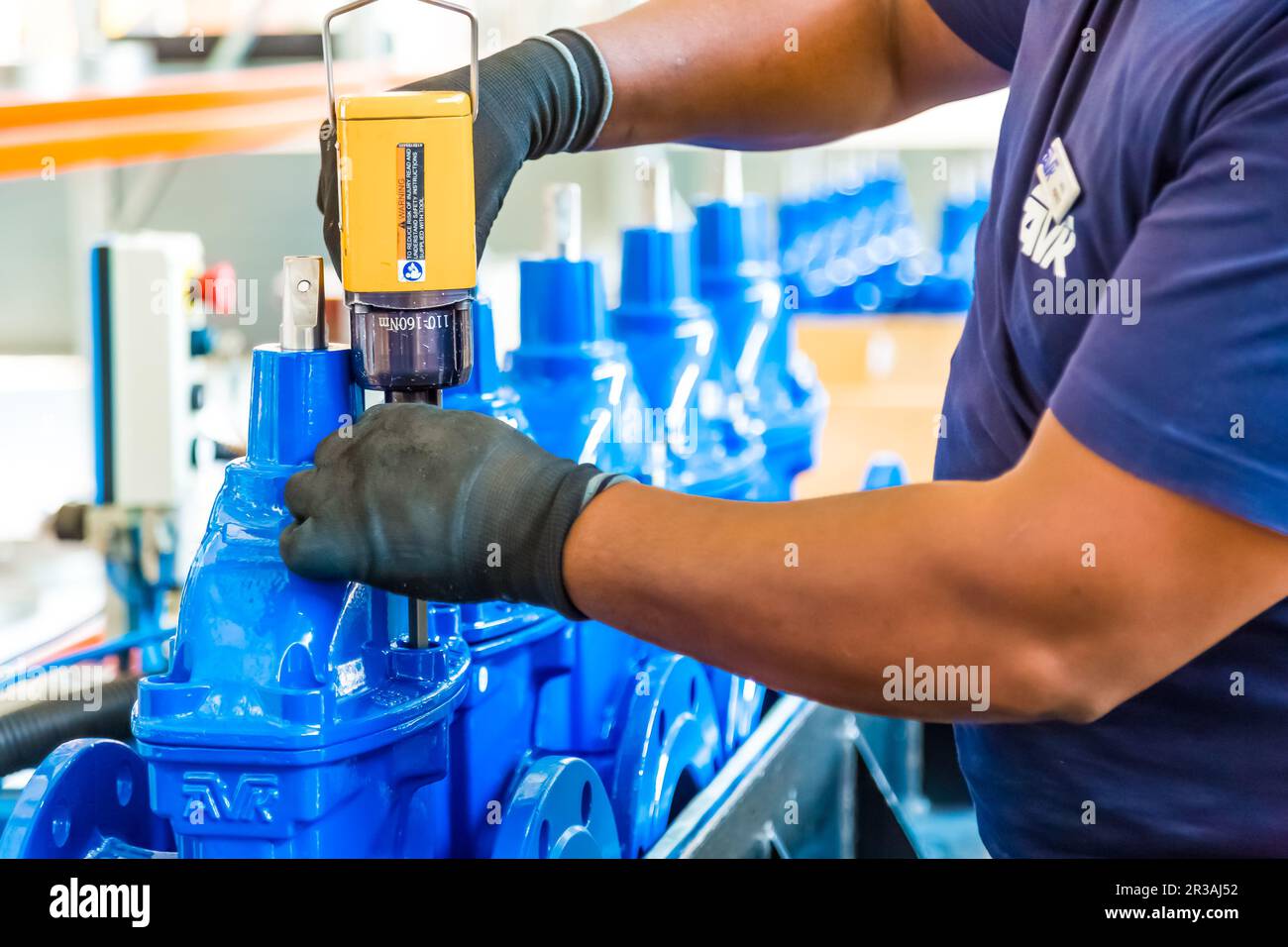 Stabilimento industriale di produzione e assemblaggio di valvole Foto Stock