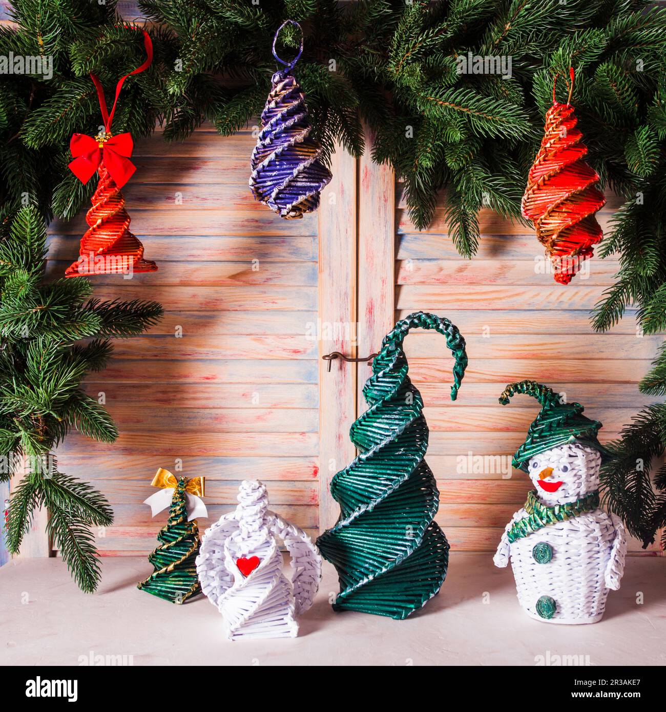 Giocattoli di Natale realizzati con cannucce di carta riutilizzabili Foto Stock