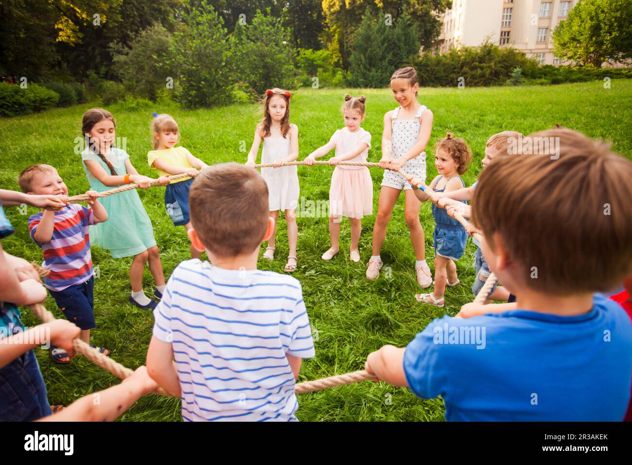 La squadra dei capretti esegue un'operazione sportiva con una corda Foto Stock