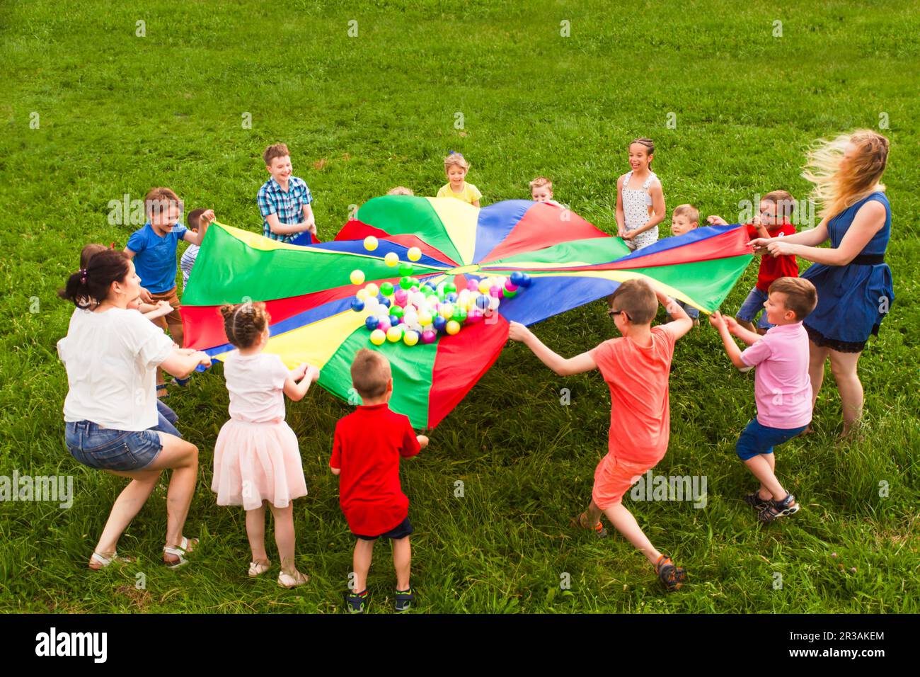 Bambini in un cerchio che giocano un gioco sociale Foto Stock