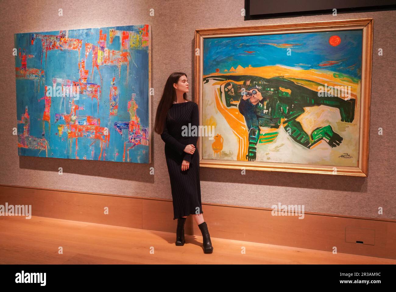 Londra Regno Unito. 23 maggio 2023 L-R . Reza Derakshani (Iran, nato nel 1952) Caccia Blu, stima: ££30.000 - £50.000, Hamed Nada (Egitto, 1924-1990) al Abour (The Crossing) stima: ££40.000 - £60.000. Anteprima di Bonhams Modern and Contemporary Middle Eastern Art sale. . La vendita si svolge il 24 maggio. A Bonhams New Bond Street. Credit: amer Ghazzal/Alamy Live News Foto Stock