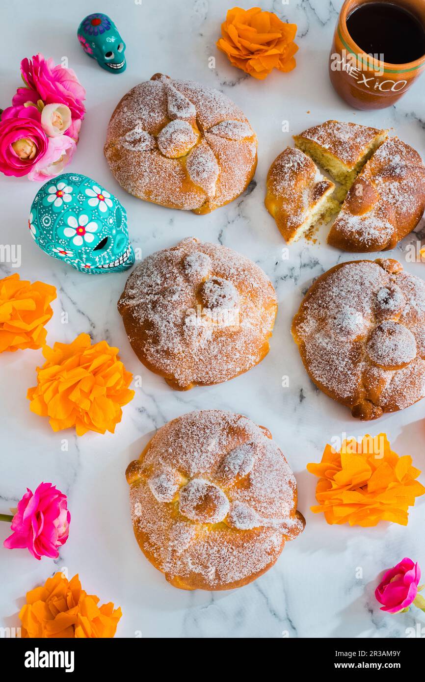 Pan de Muerto (pane dolce per il giorno dei morti, Messico) Foto Stock