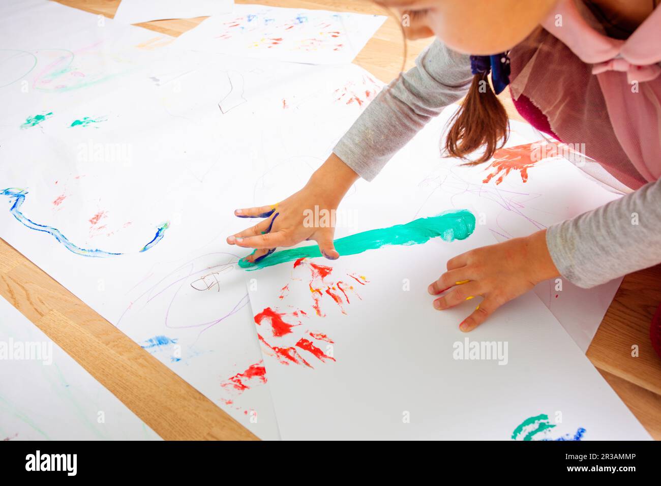 Disegno del dito come un esercizio di sviluppo per i bambini Foto Stock