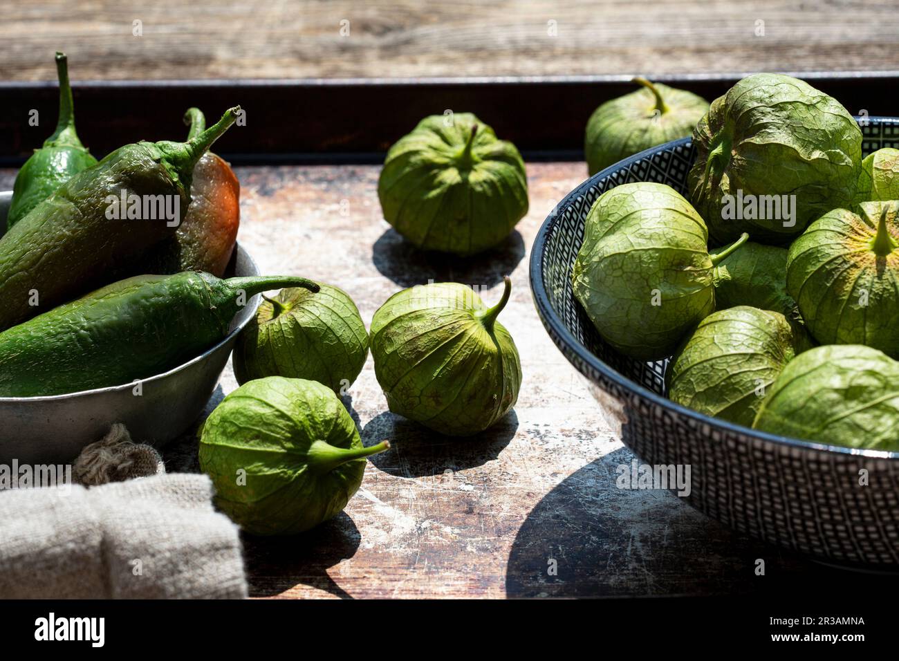 Tomatillos e peperoncini freschi Foto Stock