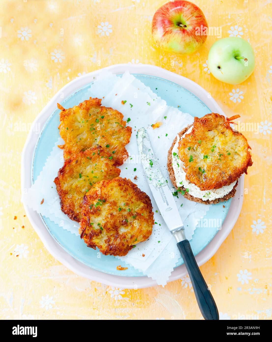 Patate rösti con mele Foto Stock