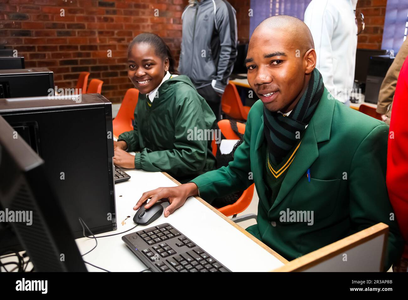 Studenti adolescenti che imparano al Centro di formazione per le competenze informatiche in Africa Foto Stock