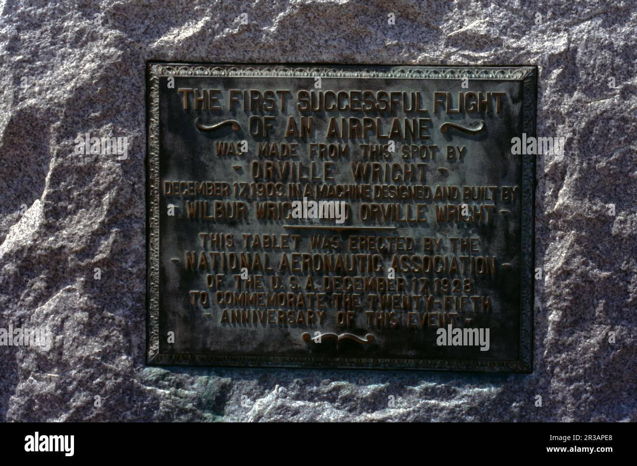 Kitty Hawk, NC USA 9/2006. FRATELLI WRIGHT 17 DICEMBRE 1903 KITTY HAWK VOLO NORTH CAROLINA CAMBIATO IL MONDO. Non era molto…solo 37 m (120 piedi) in 12 secondi, a 6,8 miglia all’ora (10,9 km/h) da terra; ma quel breve lasso di tempo e di distanza ha cambiato il mondo per sempre: PIÙ PESANTE DI QUANTO FOSSE ARRIVATO IL VOLO AEREO. Il 17 dicembre 1903, a Kill Devil Hill, North Carolina, non era esattamente un giorno promettente. Il vento gelante ha fatto per una mattina piuttosto scomoda. Tuttavia, Wilbur e Orville Wright con perseveranza e determinazione cambierebbero il mondo nel loro “più pesante del volo aereo”. Foto Stock