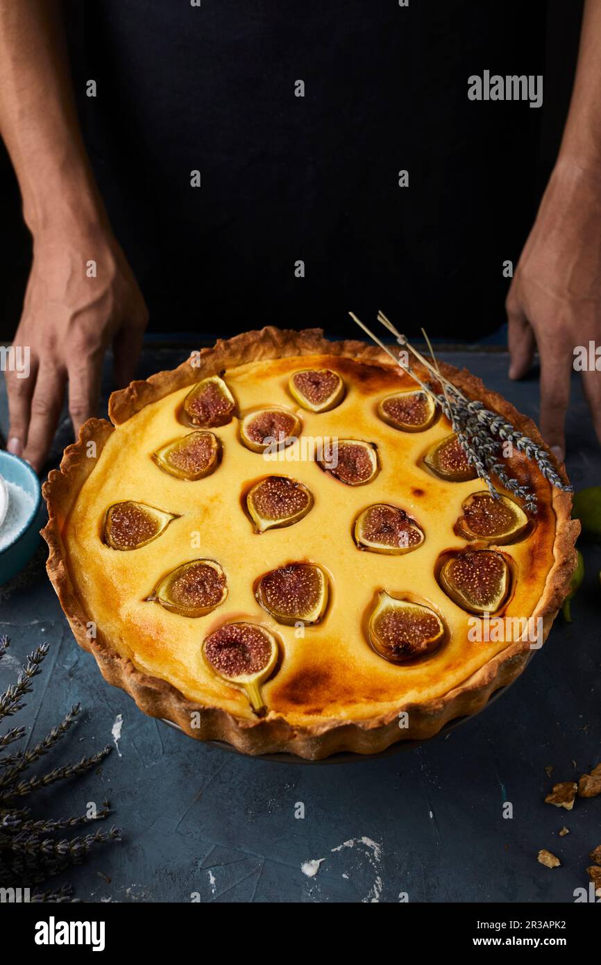 Torta di fichi mascarpone appena sfornata Foto Stock