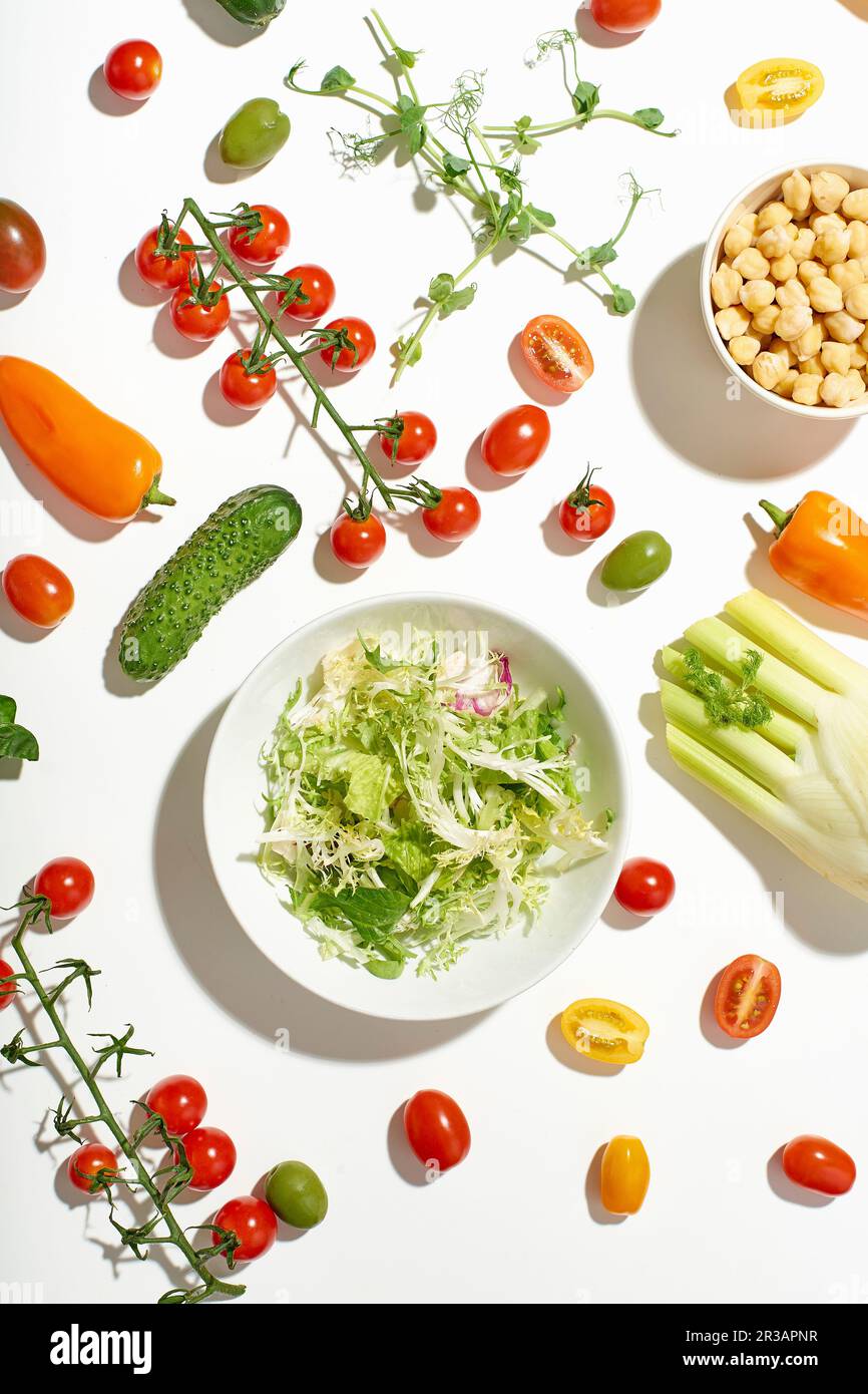 Ingredienti salutari per insalate su sfondo bianco Foto Stock