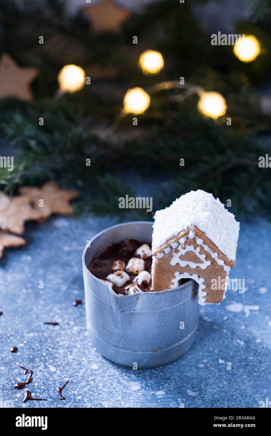 Casa di pan di zenzero sulla tazza con le luci Foto Stock