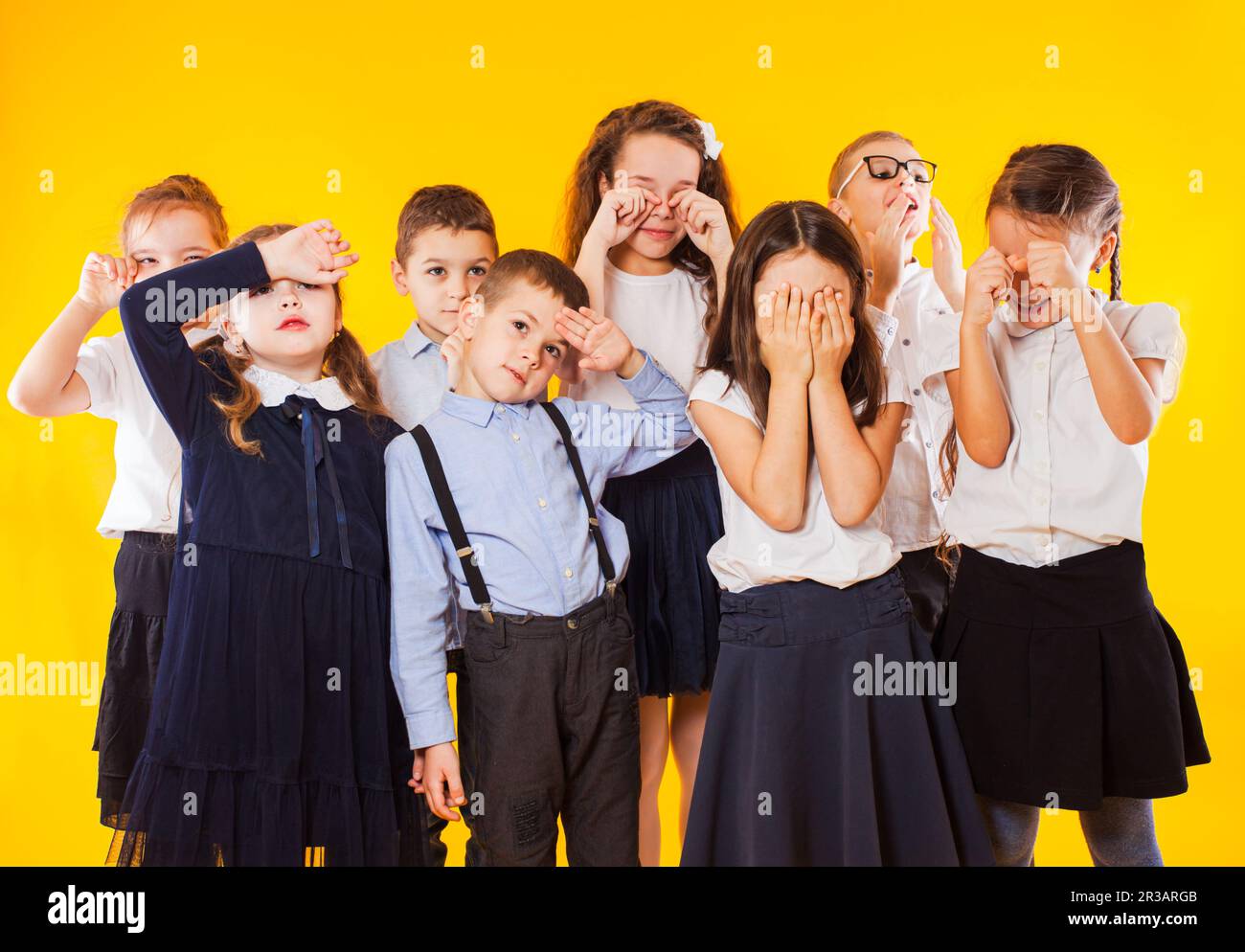 I bambini della scuola primaria sono sconvolsi per carichi di lavoro pesanti Foto Stock