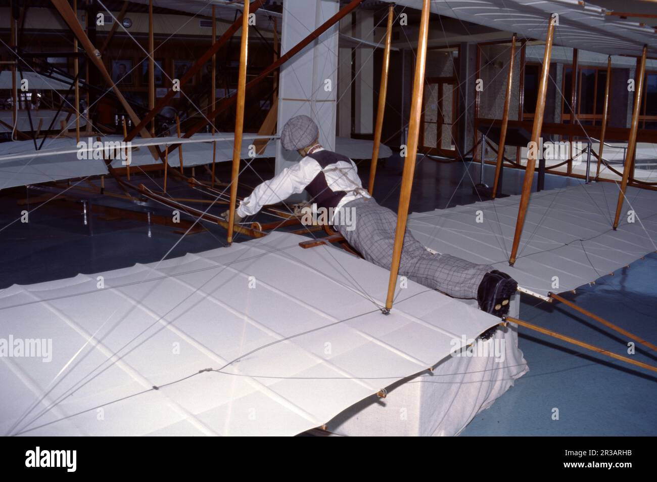 FRATELLI WRIGHT 17 DICEMBRE 1903 KITTY HAWK VOLO NORTH CAROLINA CAMBIATO IL MONDO. Non era molto…solo 37 m (120 piedi) in 12 secondi, a 6,8 miglia all’ora (10,9 km/h) da terra; ma quel breve lasso di tempo e di distanza ha cambiato il mondo per sempre: PIÙ PESANTE DI QUANTO FOSSE ARRIVATO IL VOLO AEREO. Il 17 dicembre 1903, a Kill Devil Hill, North Carolina, non era esattamente un giorno promettente. Il vento gelante ha fatto per una mattina piuttosto scomoda. Tuttavia, Wilbur e Orville Wright con perseveranza e determinazione cambierebbero il mondo nel loro “più pesante del volo aereo”. Foto Stock
