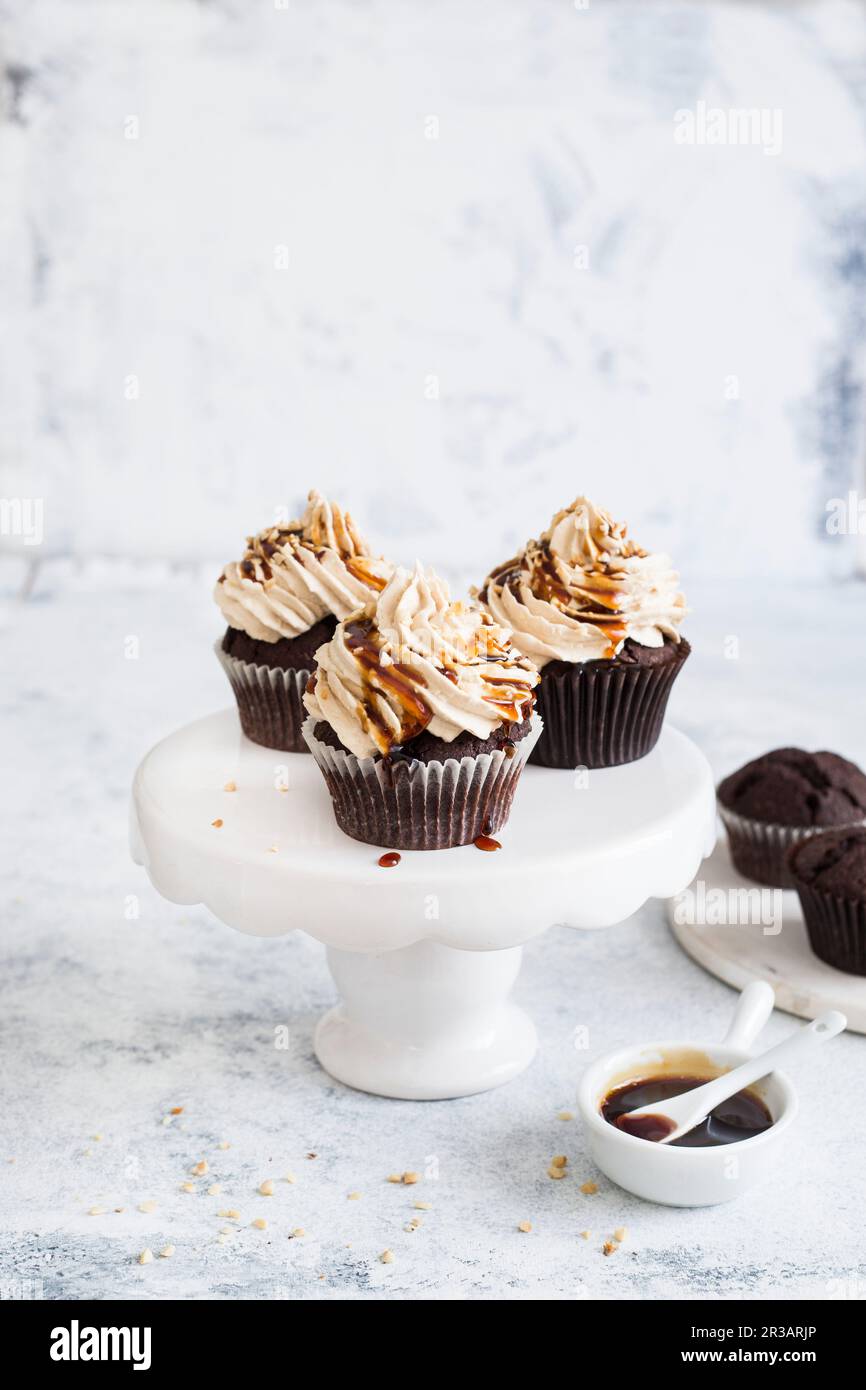 Cupcake al cioccolato con glassa al caramello Foto Stock
