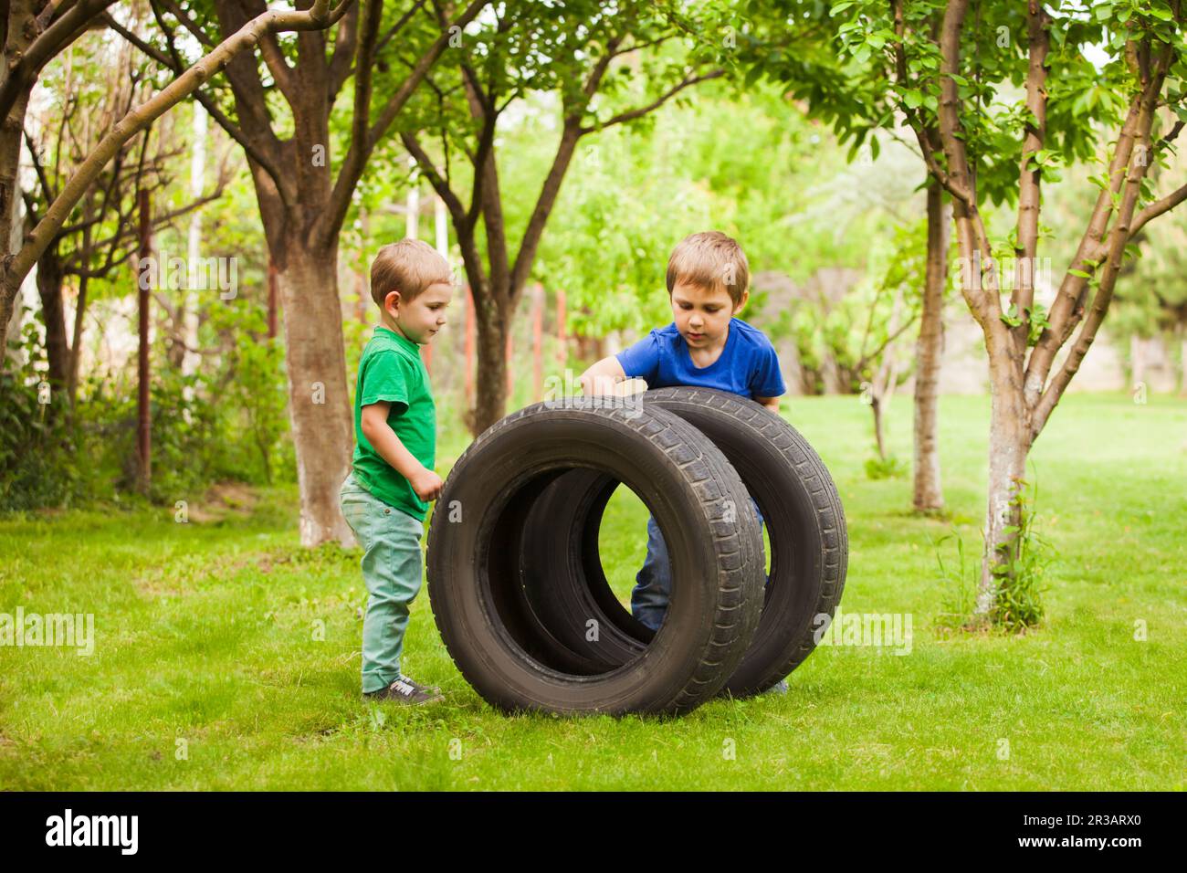 I ragazzi sono interessati ai dettagli della vettura di un papà Foto Stock