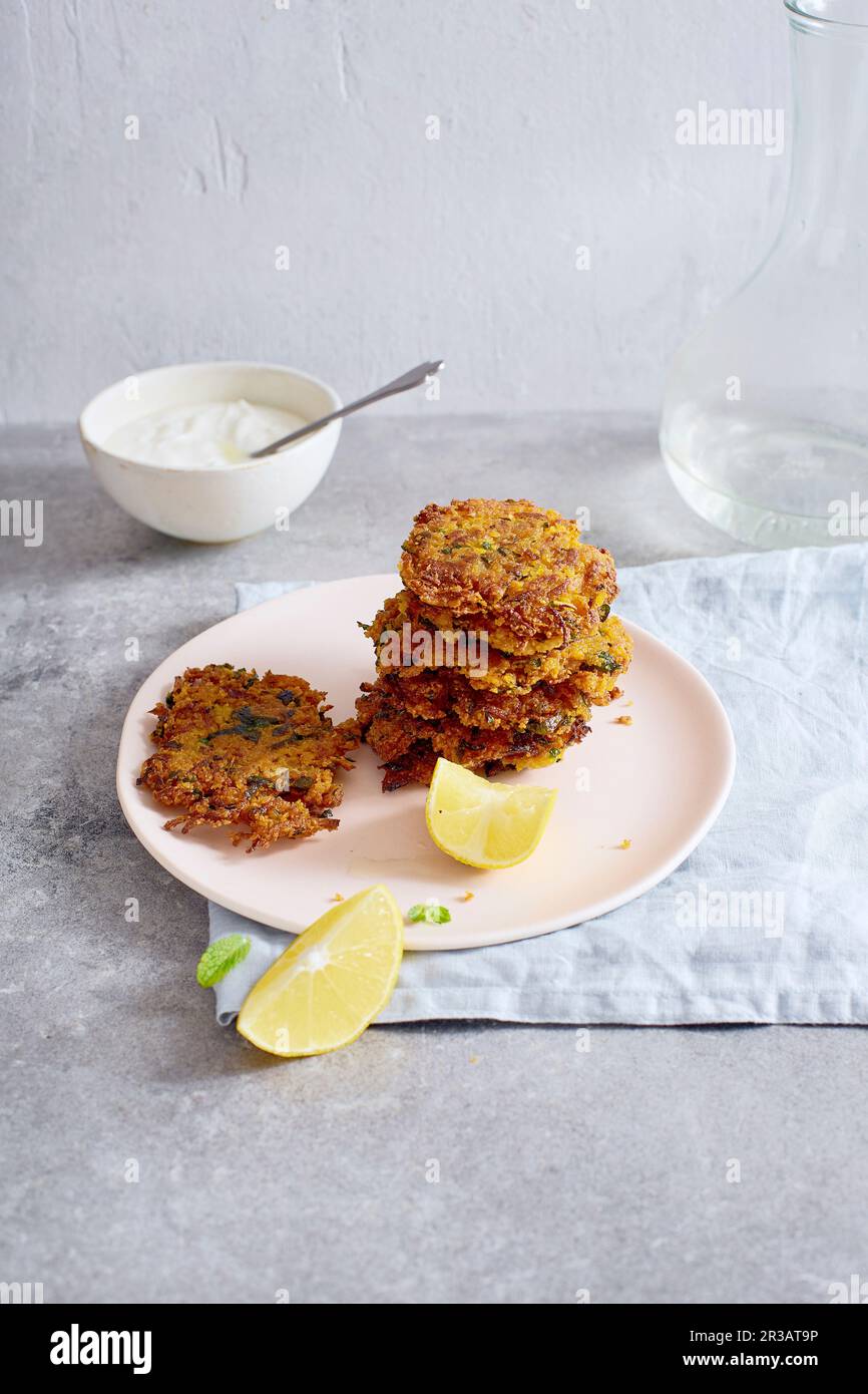 Patate latte israeliane con limone e yogurt Foto Stock