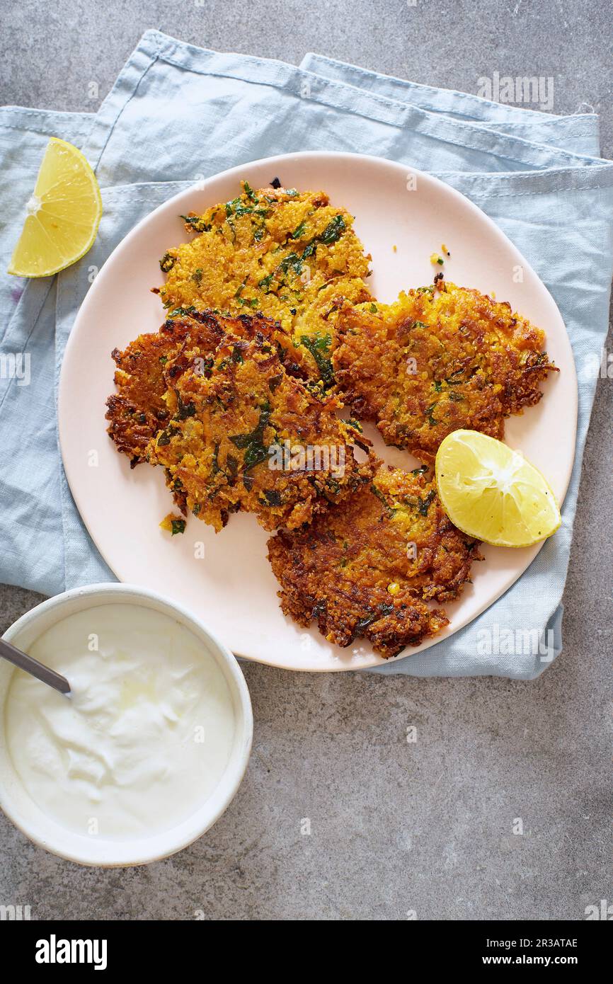 Patate latte israeliane con limone e yogurt Foto Stock