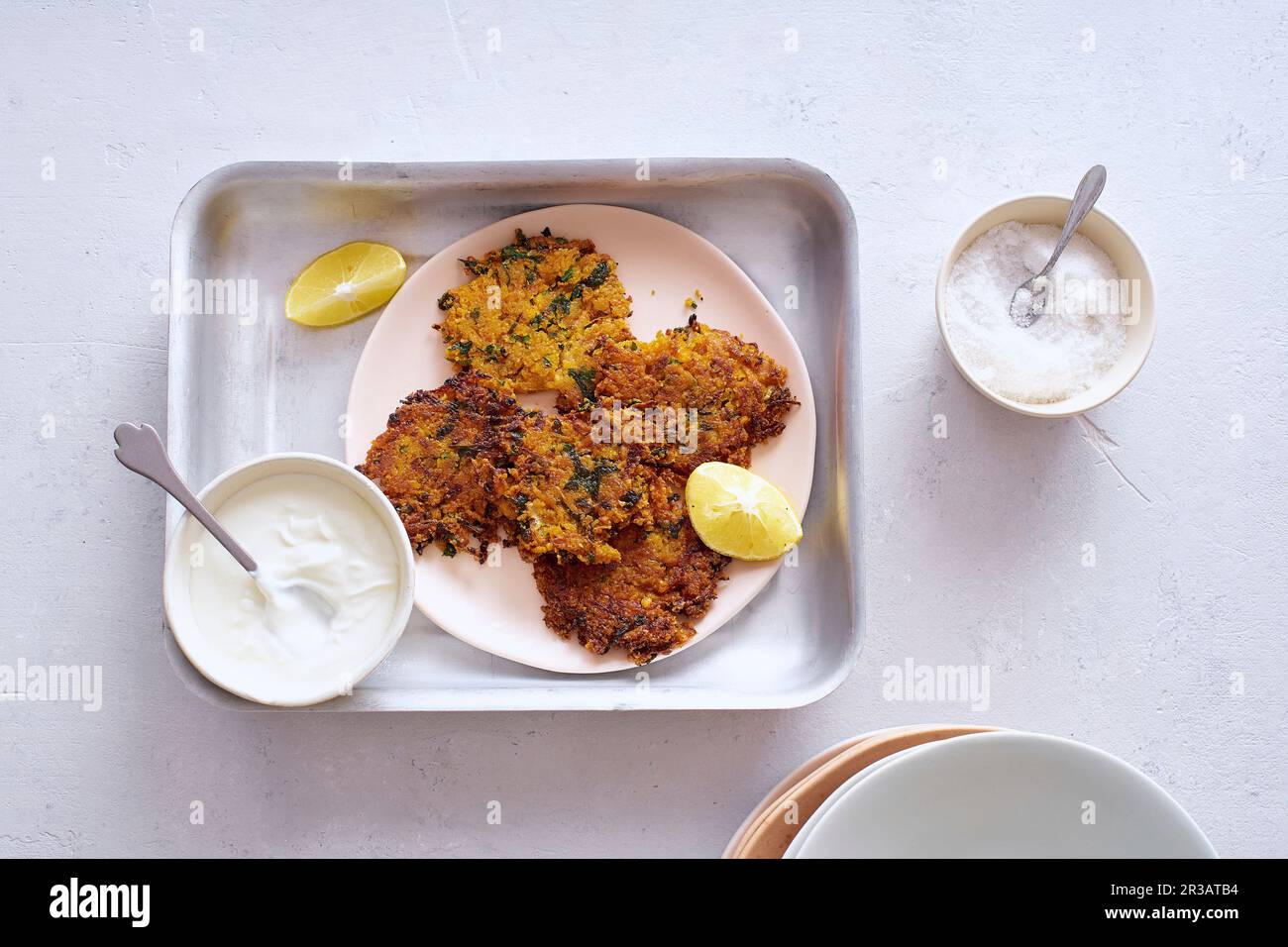 Patate latte israeliane con limone e yogurt Foto Stock