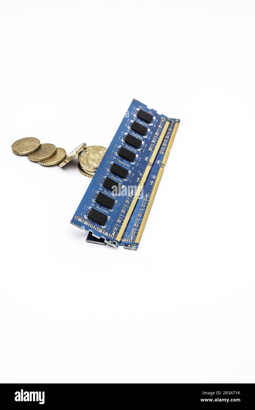 Circa DDR3 moduli di memoria RAM senza dissipatori di calore su alcune monete euro divisorie Foto Stock