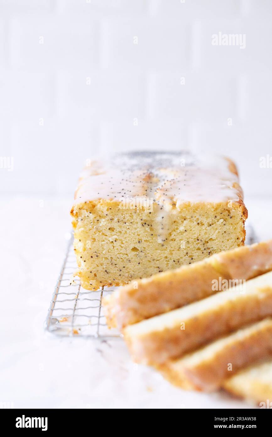 Poppyseed umido e torta al limone con glassa, a fette Foto Stock