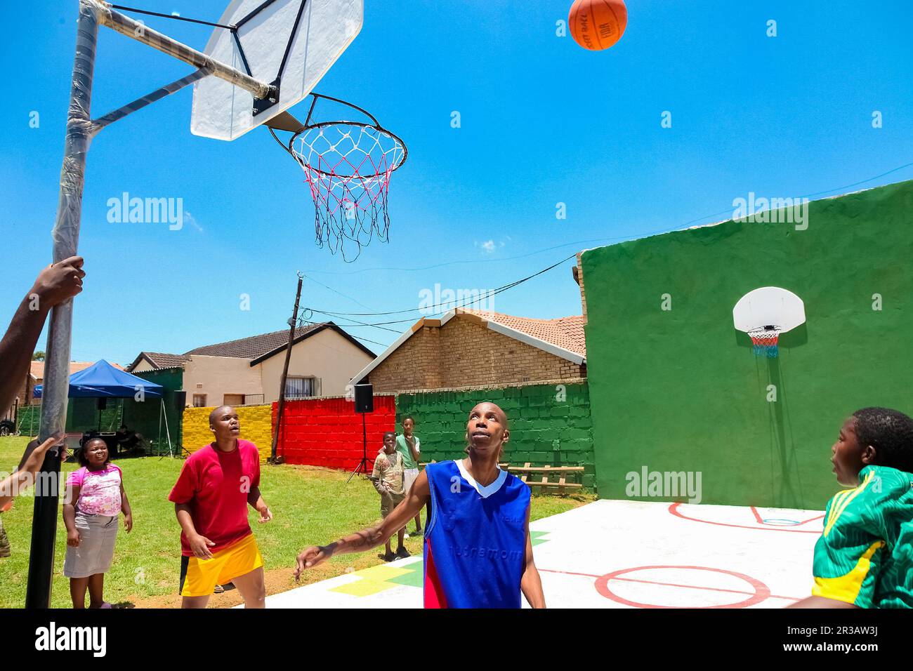 I bambini africani giocano nel campo da pallacanestro pubblico Foto Stock