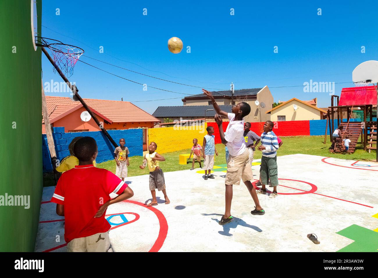 I bambini africani giocano nel campo da pallacanestro pubblico Foto Stock