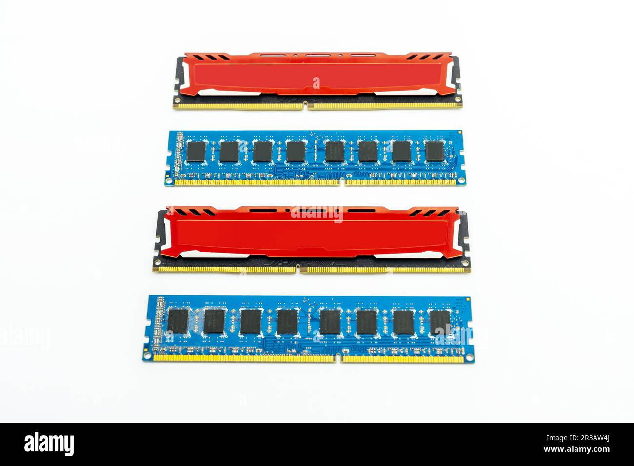 Alcuni moduli di memoria RAM da DDR3 GB e DDR4 GB con dissipatore di calore combinati su una superficie bianca Foto Stock