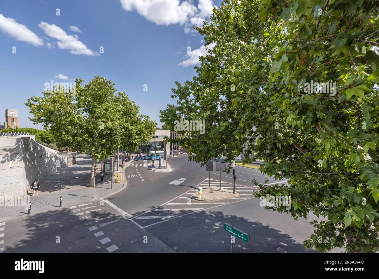Una rotonda senza traffico nel centro di Madrid con un sacco di alberi frondosi Foto Stock